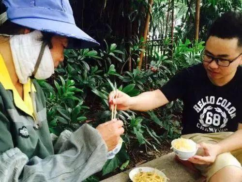 丽江小伙吃瓜事件,一场网络热议背后的真相与反思