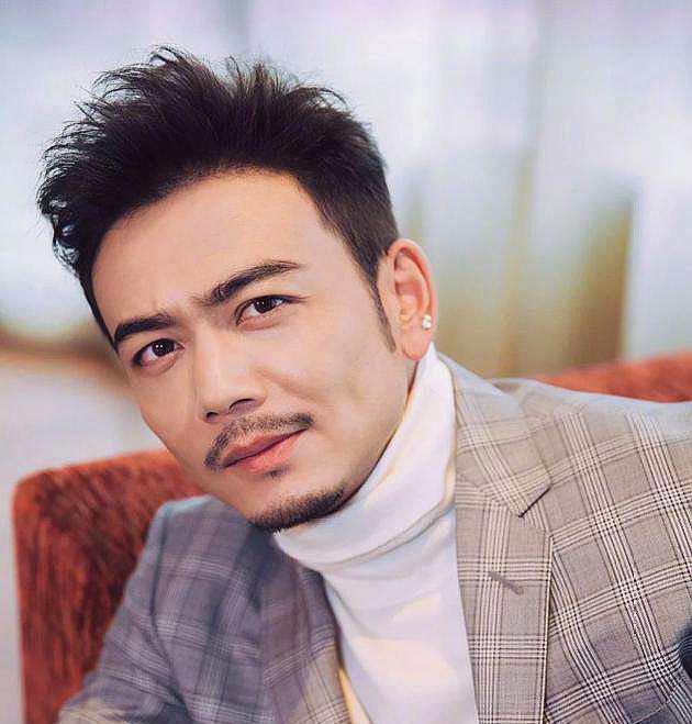 王志飞吃瓜的图片,揭秘娱乐圈幕后故事